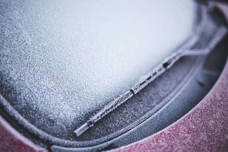  Eine Scheibenversiegelung kann im Winter auch vor vereisten Scheiben schützen, da durch den Lotuseffekt Wasser weniger gut an der Scheibe haften bleibt.