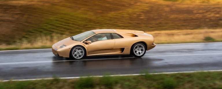  Gehört definitiv zu den besonderen und seltensten Fahrzeugen, die seit kurzem zum Oldtimer sind: Der Lamborghini Diablo