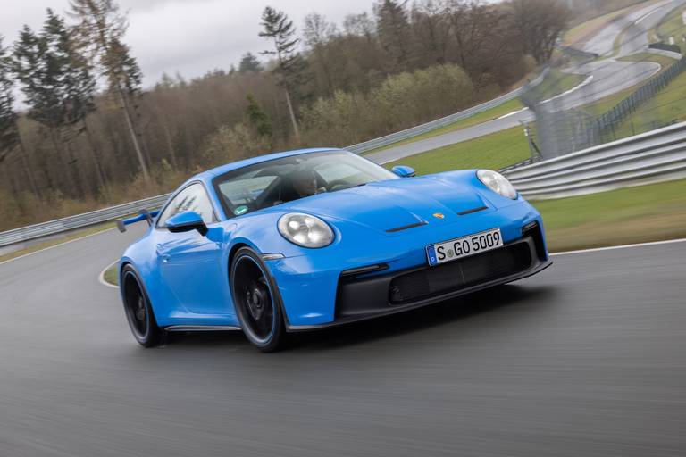  Eines der schönsten Autos aller Zeiten und bis heute für seine charakteristische Form bekannt – der Porsche 911.