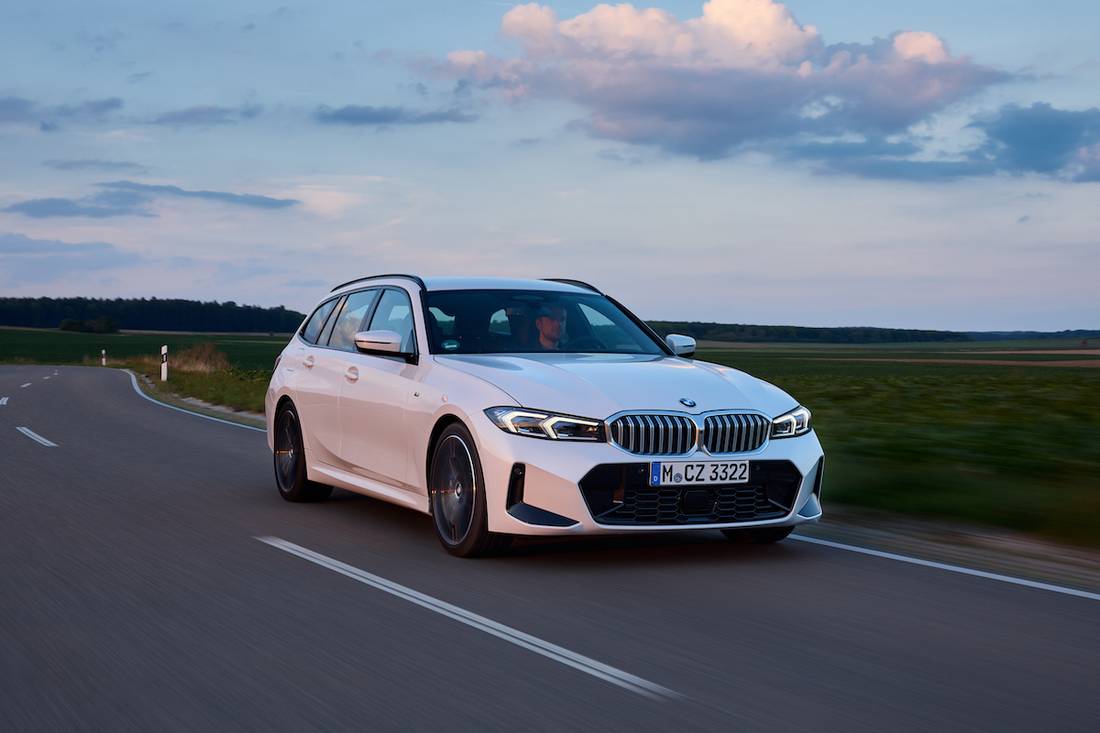 BMW 320e Touring facelift (2023) rijdend, vooraanzicht