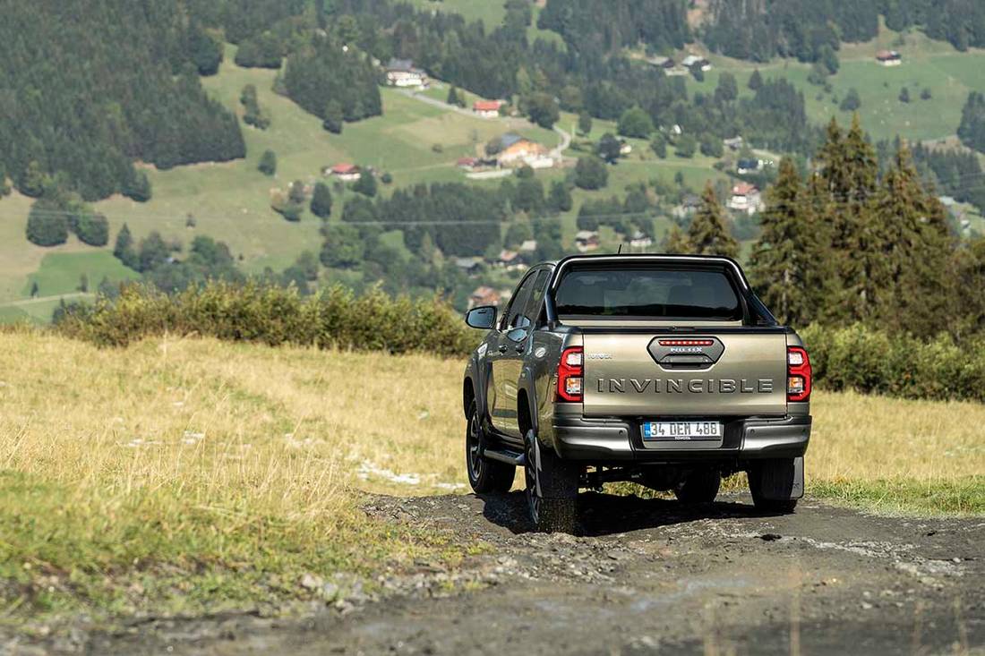 toyota-hilux-back