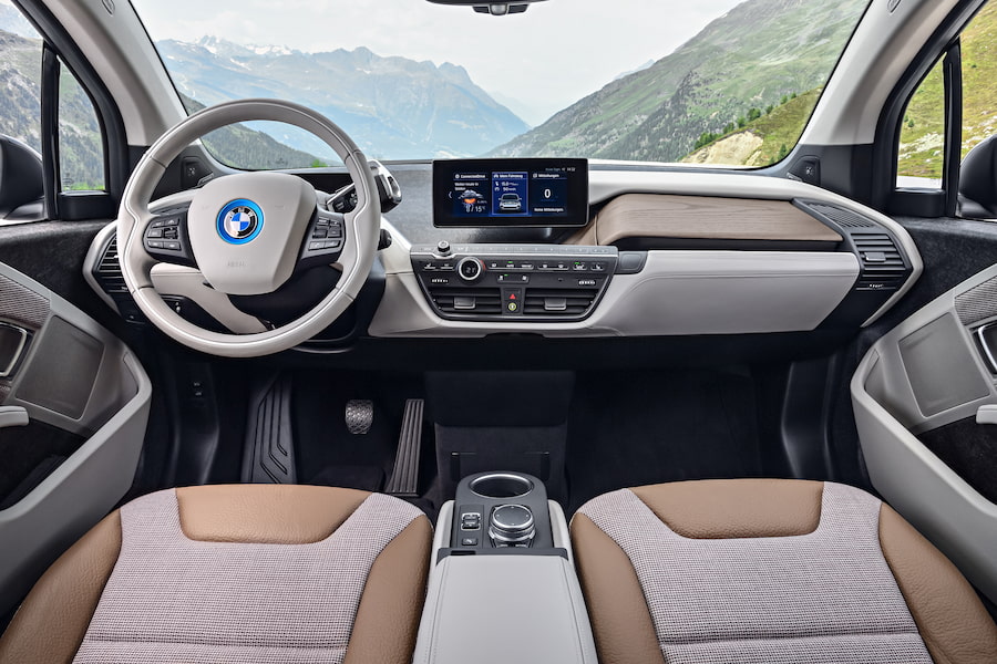 //images.ctfassets.net/uaddx06iwzdz/3PKdD1xbsU9epHCITNEMqP/1fecb8367b4d1f71f17f01f81881f8ef/bmw-i3-interior.jpg "BMW i3 Interior"