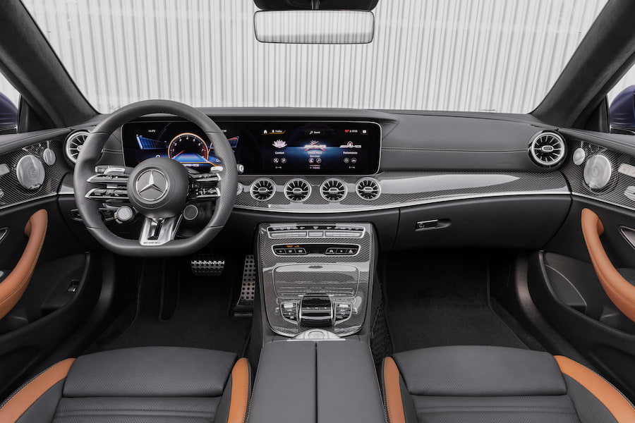 //images.ctfassets.net/uaddx06iwzdz/2HZLtI04GMce4MBaX91CVX/37311bc66d192b7702c46f9bc932310b/mercedes-e-klasse-cabrio-interior.jpg "Mercedes E-Klasse Cabrio Interior"