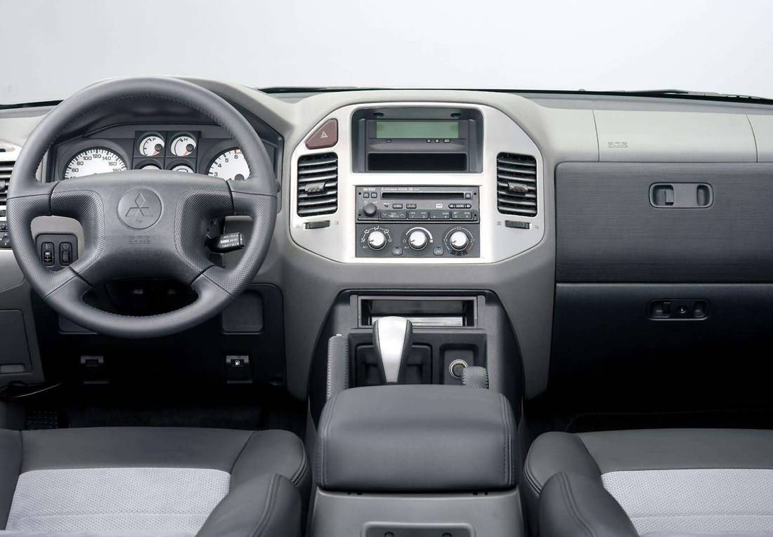 mitsubishi-montero-interior