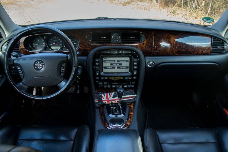 Jaguar XJR X350 Interior 2