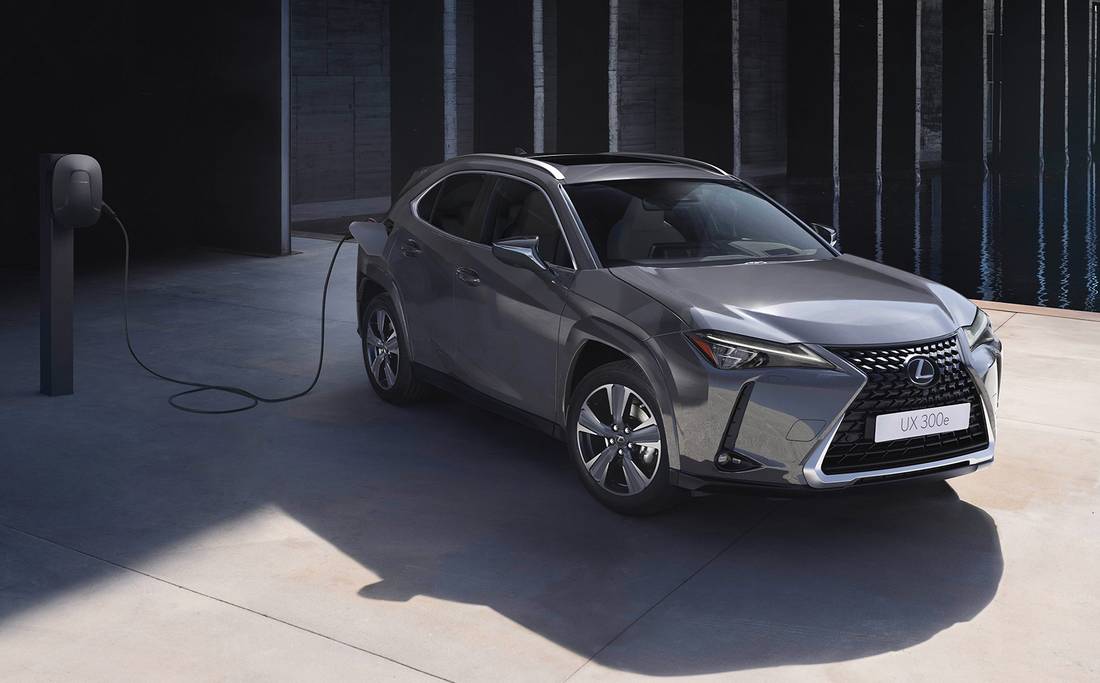 lexus-ux-300-e-overview