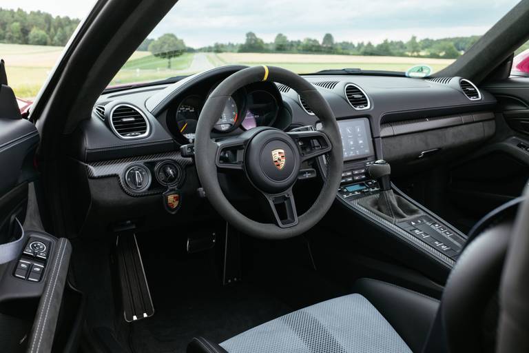  Weiterhin ein attraktiver Arbeitsplatz: Das Cockpit des 718 ist in die Jahre gekommen, die Qualität aber ungeschlagen. Lenkrad ohne Tasten, Türschlaufen und ein beledertes Armaturenbrett - Insignien des Spyder RS.