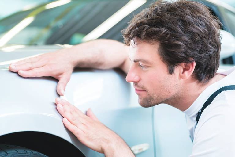  Handelt es sich um einen Blechschaden am Auto, so ist ausschließlich der Lack des Autos in Form von Kratzern oder Beulen bzw. Dellen betroffen.