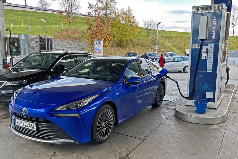 Toyota-Mirai-II-Refuel