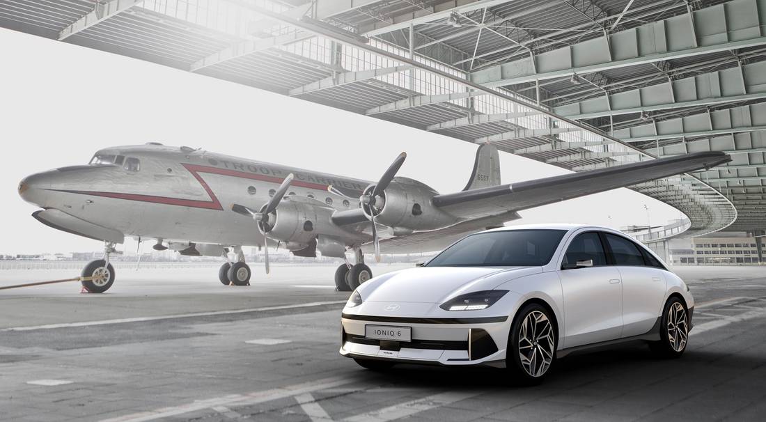hyundai-ioniq-6-hangar-flugzeug
