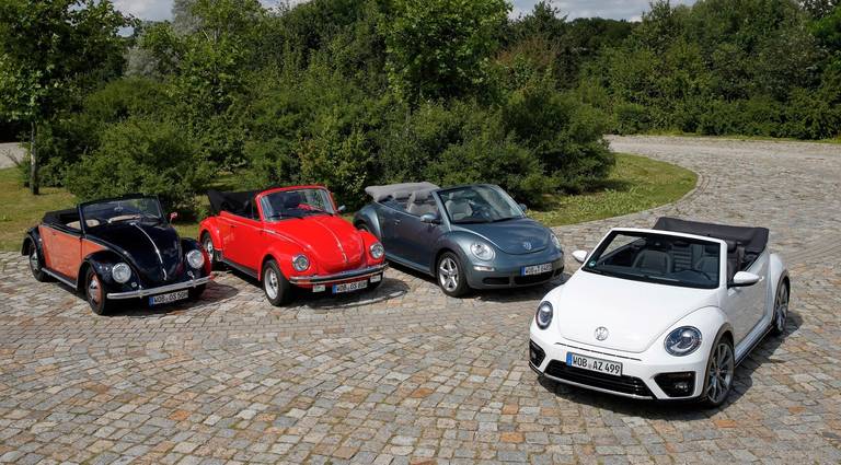  Rechts die zwei Wiedergeburten als VW Beetle Cabrio - links Modelle des legendären Urvaters VW Käfer.
