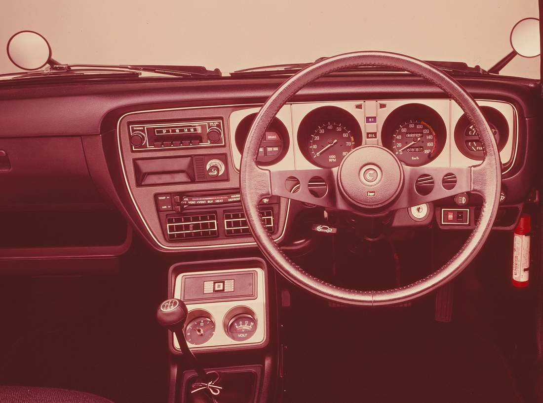 nissan-cherry-interior