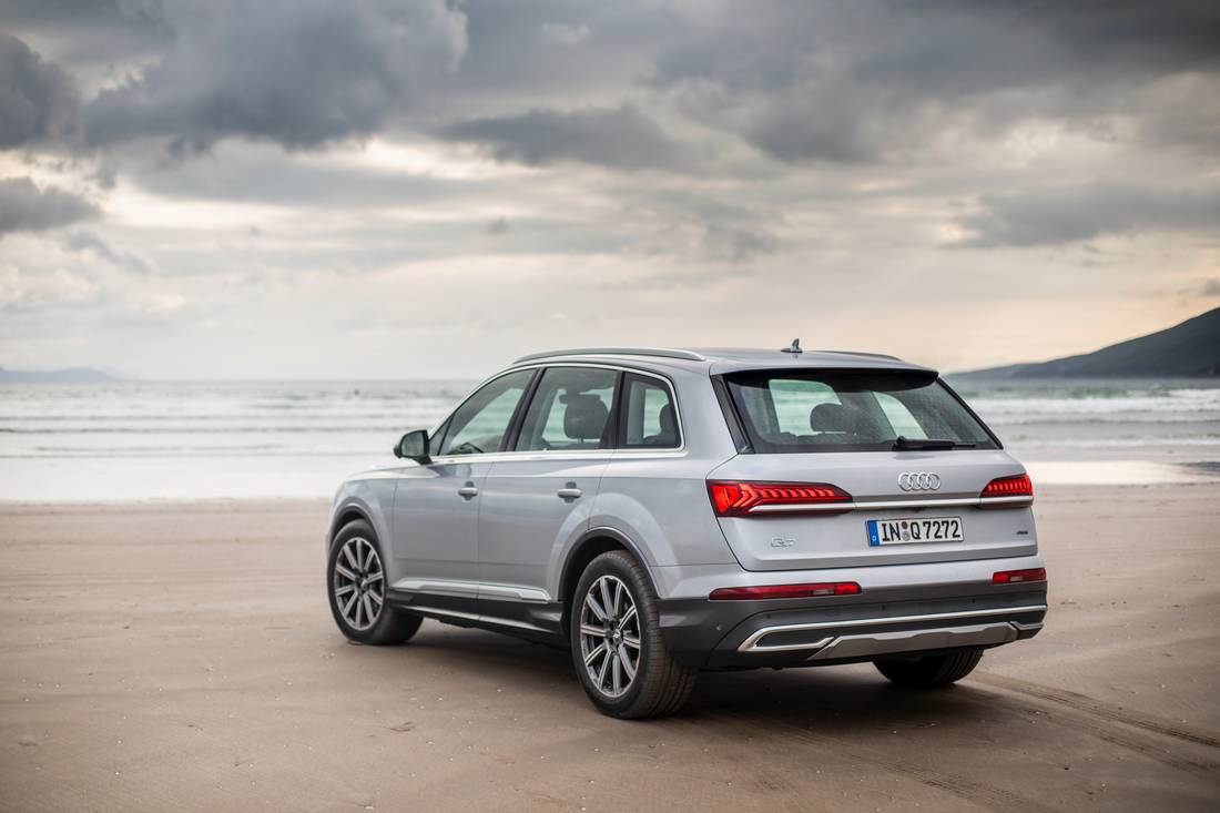  The flagship SUV Q7 from Audi can definitely be considered suitable for families - Isofix anchorages on all three rear seats ensure good child safety.