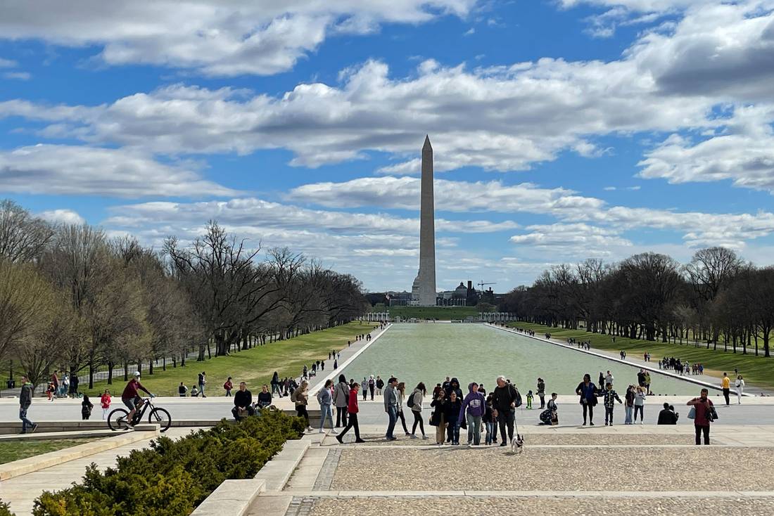  Washington D.C. zu Beginn der Kirschblüte: Vor allem entlang der National Mall säumen viele Besucher die langläufigen Fußwege. Dank der Metro ist man auch von außerhalb schnell im Stadtzentrum.