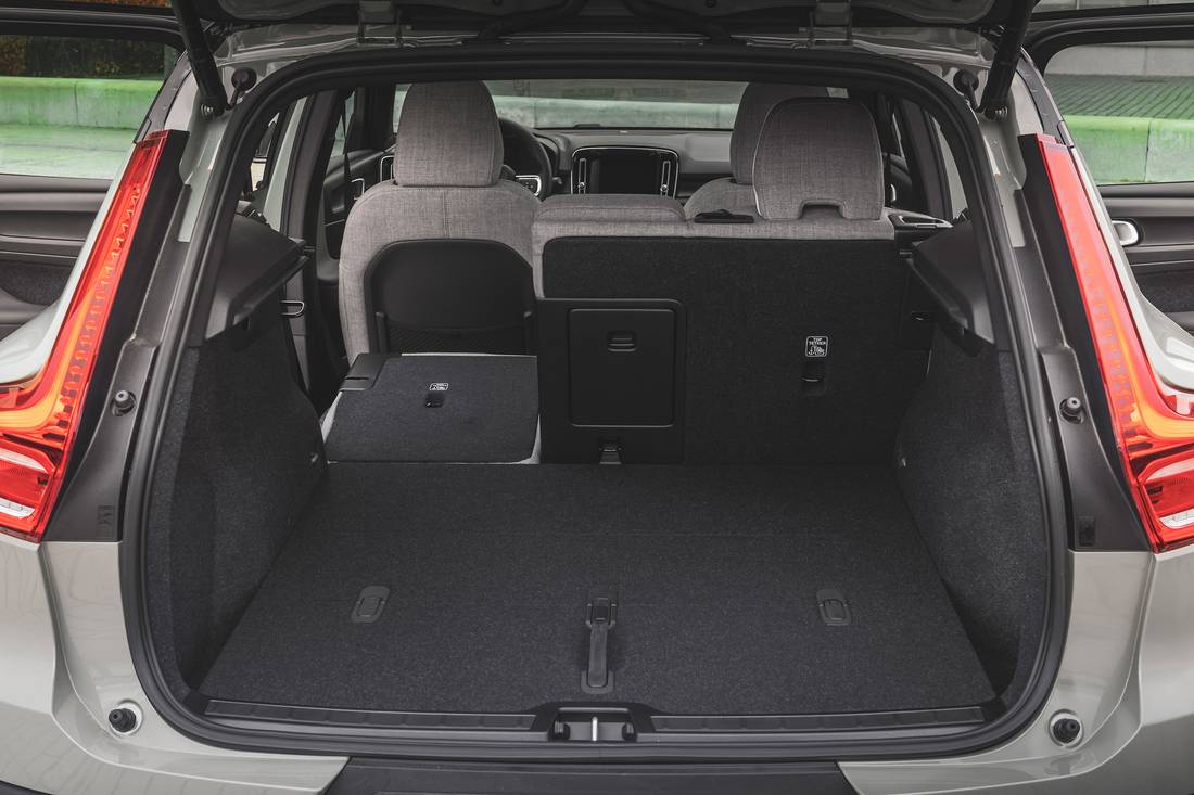  Space in the Volvo XC40 can be put to good use, whoever folds the back seat gets a maximum storage volume of 1,328 litres.  Depending on the engine variant, the trailer load is 1,500 to 1,800 kg.