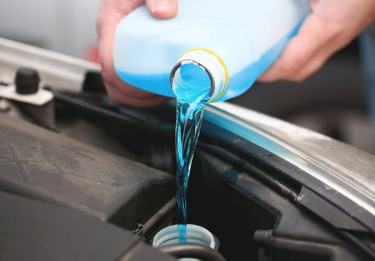 https://www.autoscout24.de/cms-content-assets/18E5iXv1LV1Nwofju14NBX-143945072c4e4f76dc6b4d0609d3ba9b-antifreeze_anti-freeze_winter_care-768.jpeg