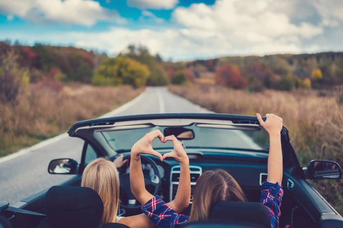 woman benzin alle immer beginnt im eine auto fahrt