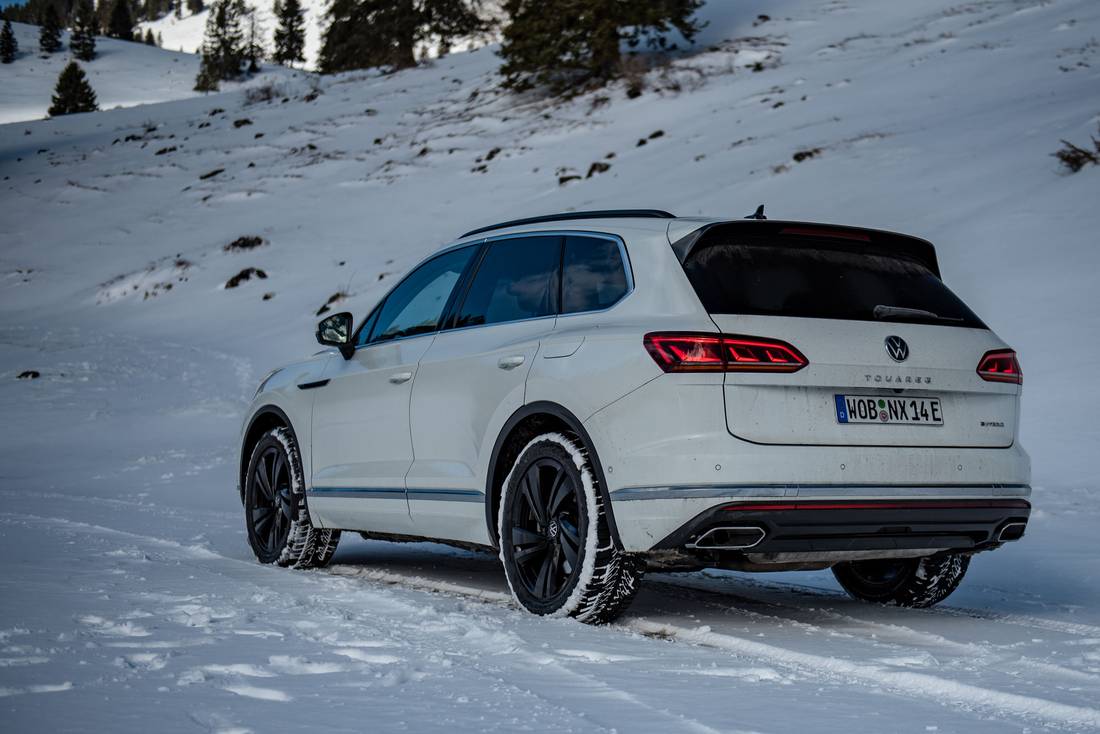  Even if the selectable differentials have been removed over the years, the Touareg remains a capable companion off the beaten track.  The maximum ground clearance is 258 millimeters, various off-road programs regulate the use of power.