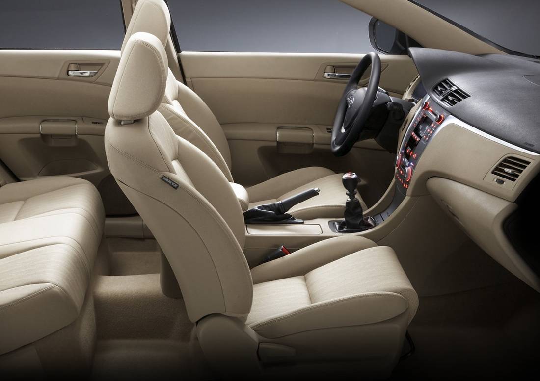 suzuki-kizashi-seats