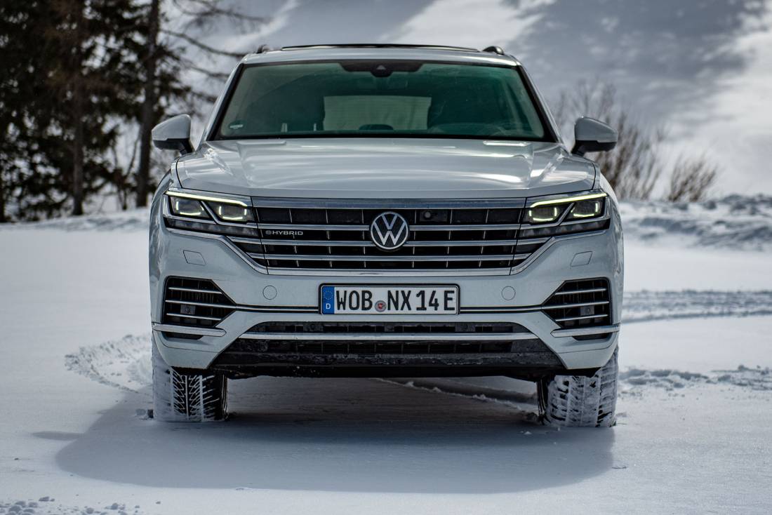  The VW Touareg III remains a powerful presence even as an eHybrid.  The IQ.Light LED headlights go extra, as does the height-adjustable air suspension.
