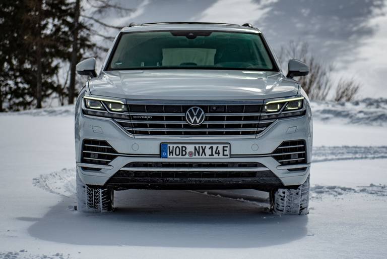  Der VW Touareg III bleibt auch als eHybrid eine mächtige Erscheinung. Die IQ.Light-LED-Scheinwerfer gehen extra, genauso wie das höhenverstellbare Luftfahrwerk.