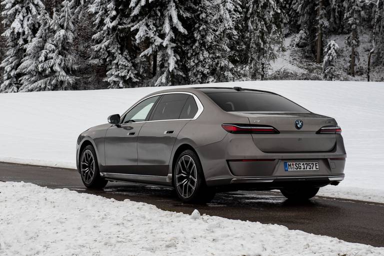 BMW-i7-xDrive60-Side-Rear