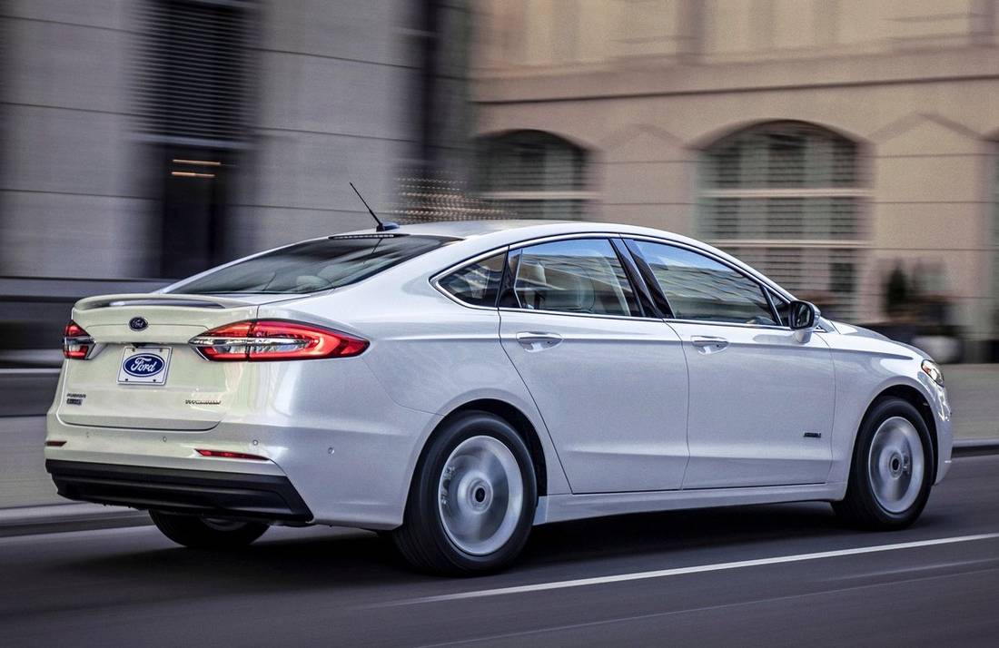 ford-fusion-back