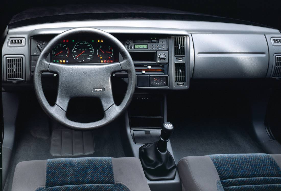 volvo-440-interior