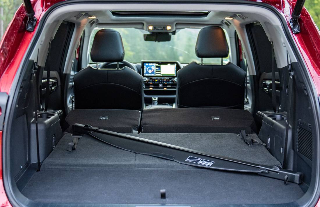 toyota-highlander-hybrid-trunk