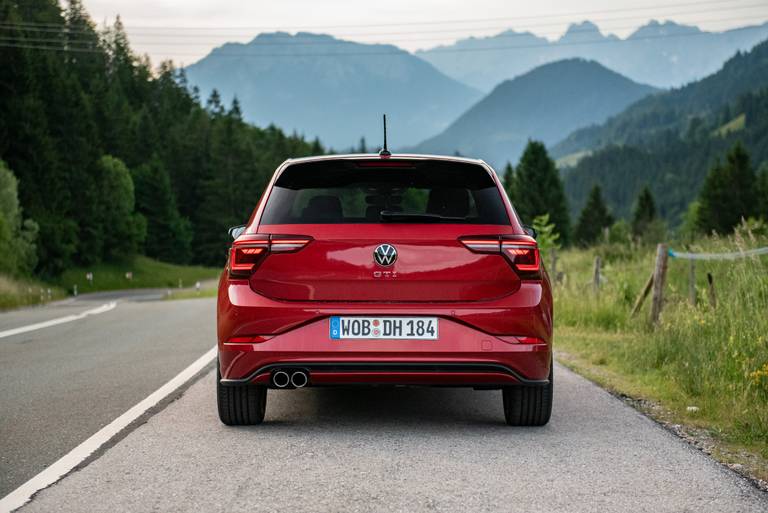  Erstmals in der Geschichte des Polos, trägt die sechste Generation seit dem Facelift 2020 zweigeteilte Rückleuchten. Die beiden Endrohre weisen dezent auf die GTI-Variante hin.