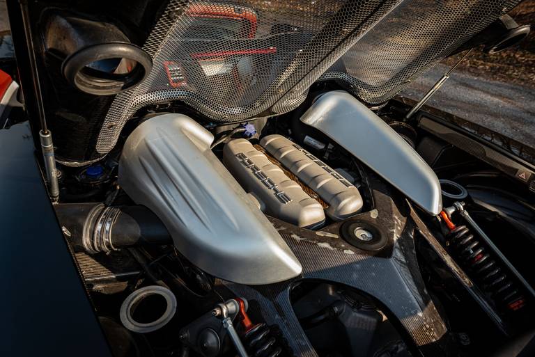 Porsche-Carrera-GT-Engine