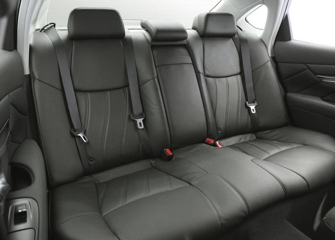 infiniti-m35h-seats