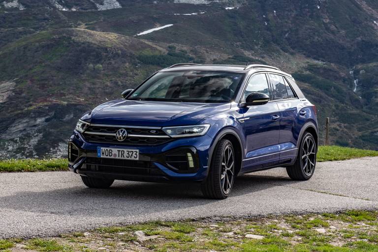  Neu im Frontbereich des T-Roc R: IQ-Light-Scheinwerfer, ein geänderter Kühlergrill samt durchgehender Akzentleiste und neugestaltete Markenlogos.