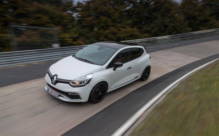  Der Renault Clio hat einen PS-starken Ableger namens RS. Mit bis zu 220 PS ist der Kleinwagen auch für die Rennstrecke geeignet.