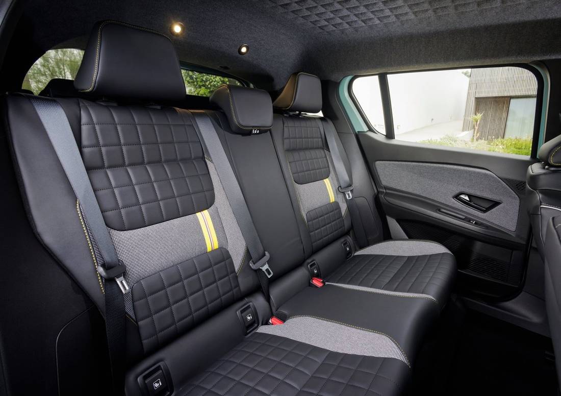 Renault-4 E-Tech interior 