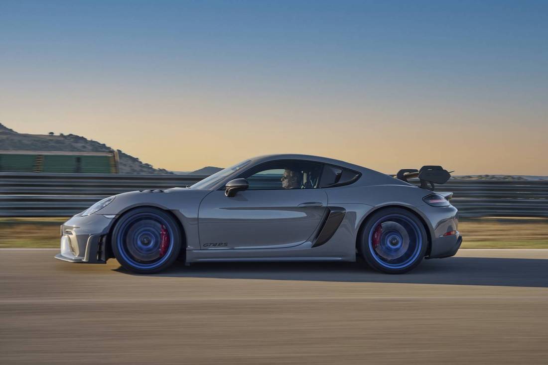 porsche-cayman-gt4-rs