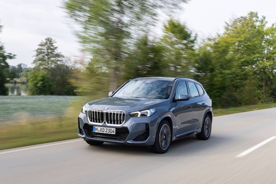 BMW X1 (2022) rijdend, vooraanzicht