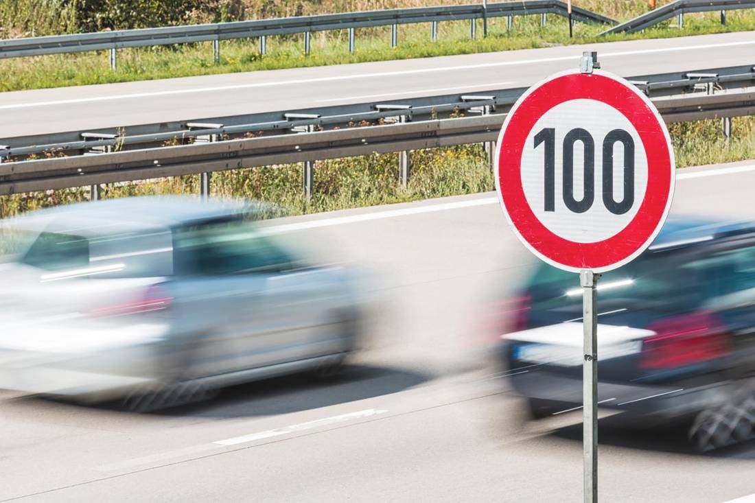 Geschwindigkeitsschild auf der Autobahn