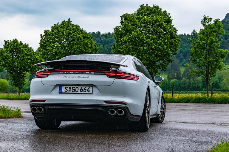 Porsche-Panamera-Turbo-S-E-Hybrid-Executive-Rear2