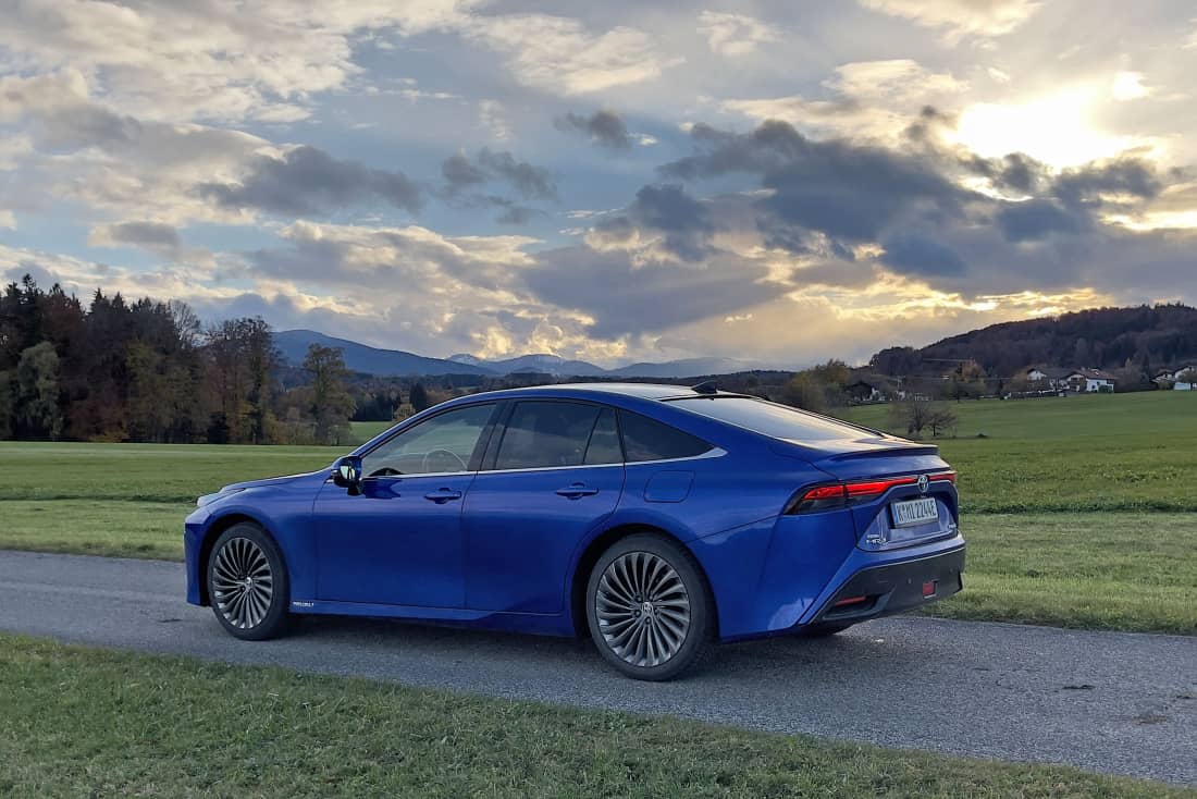 Toyota-Mirai-II-Side-Rear-lsc