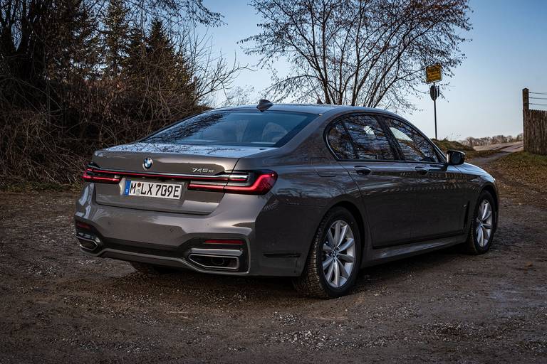 BMW-745e-Side-Rear