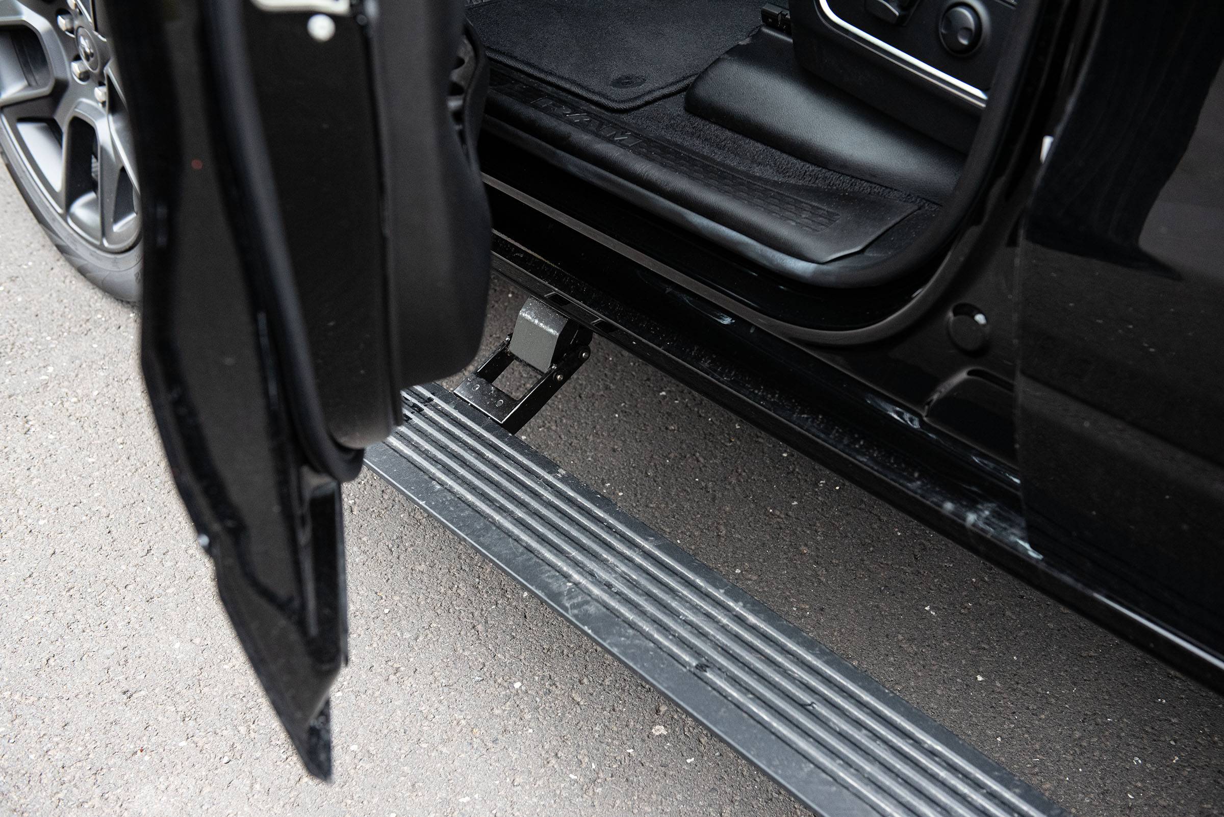 RAM 1500 2025 - Trittbrett