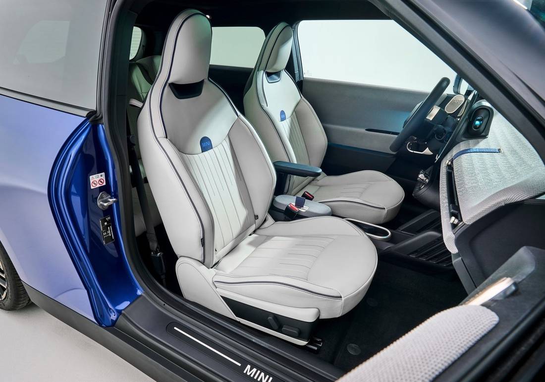 Mini-Cooper SE-2024 interior 2