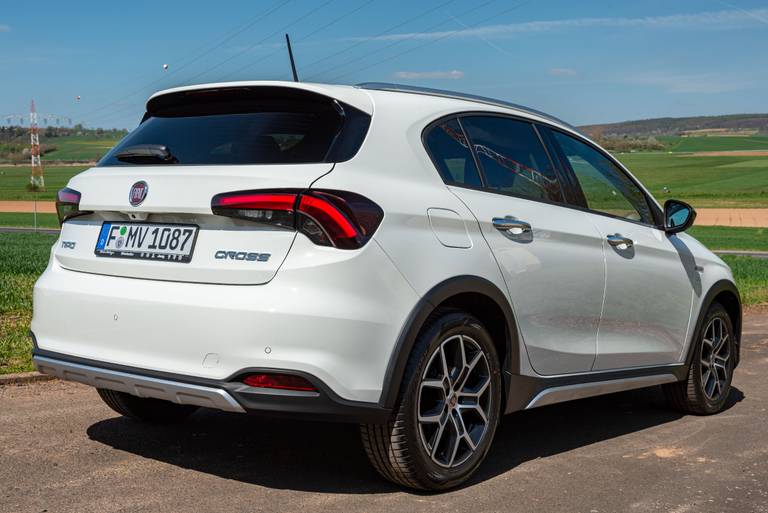 Fiat-Tipo-Cross-2021-Rear-Side