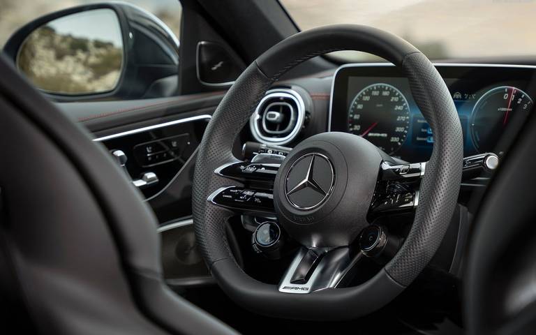  The interior of the Affalterbacher is largely well finished.  However, opinions differ when it comes to the steering wheel.  Many setting options come up against annoying touch controls.