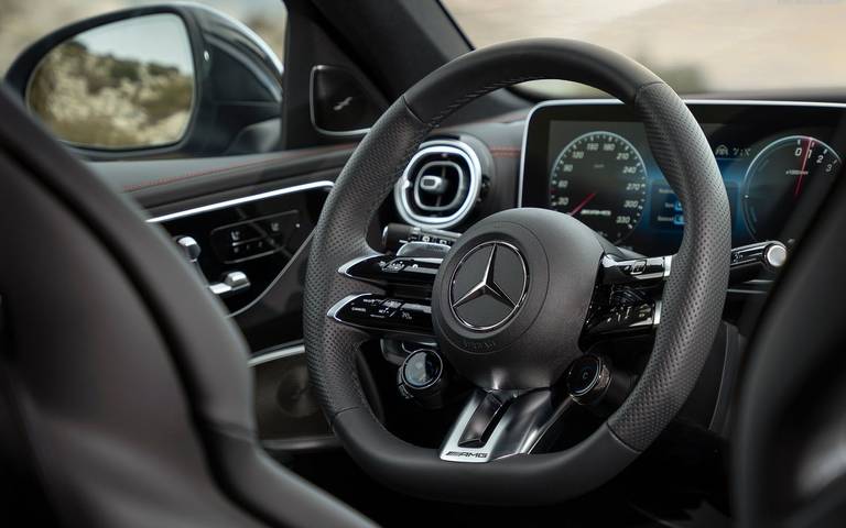 Lenkrad mit Display im Mercedes Benz E63s AMG