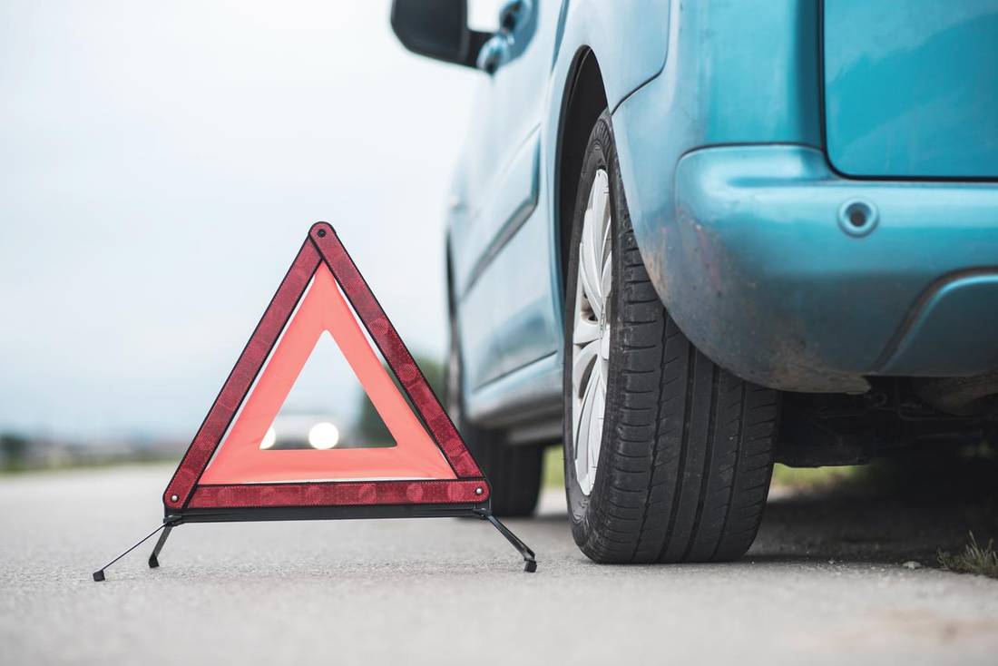 Warndreieck neben Auto