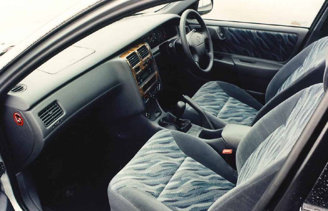 toyota-carina-interior