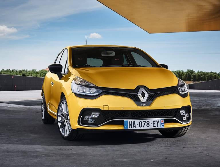 Der Renault Clio RS kann sich mit seinen 200 PS durchaus als sportlicher Kleinwagen sehen lassen.