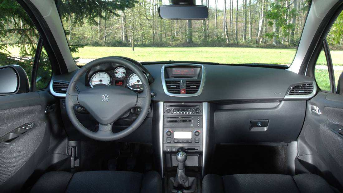 peugeot-207-sw-interior